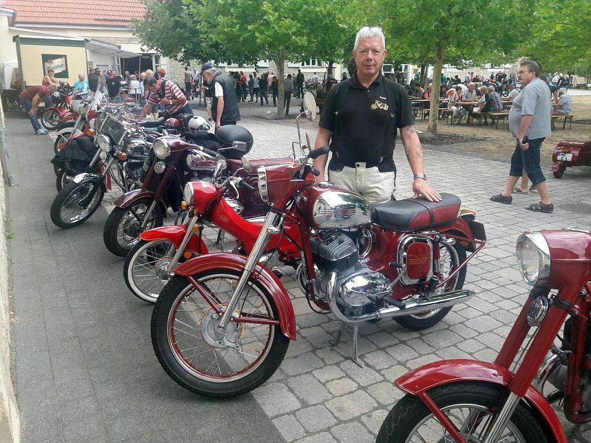 Trotz der wochenlangen Hitze kamen zum diesj&auml;hrigen Treffen &uuml;ber 100 Besitzer eines Mopeds, Motorrollers, Motorrades oder Dreirades der tschechischen Marken Jawa oder CZ auf das Gel&auml;nde der Festscheune in R&ouml;blingen am See (Sachsen-Anhalt)