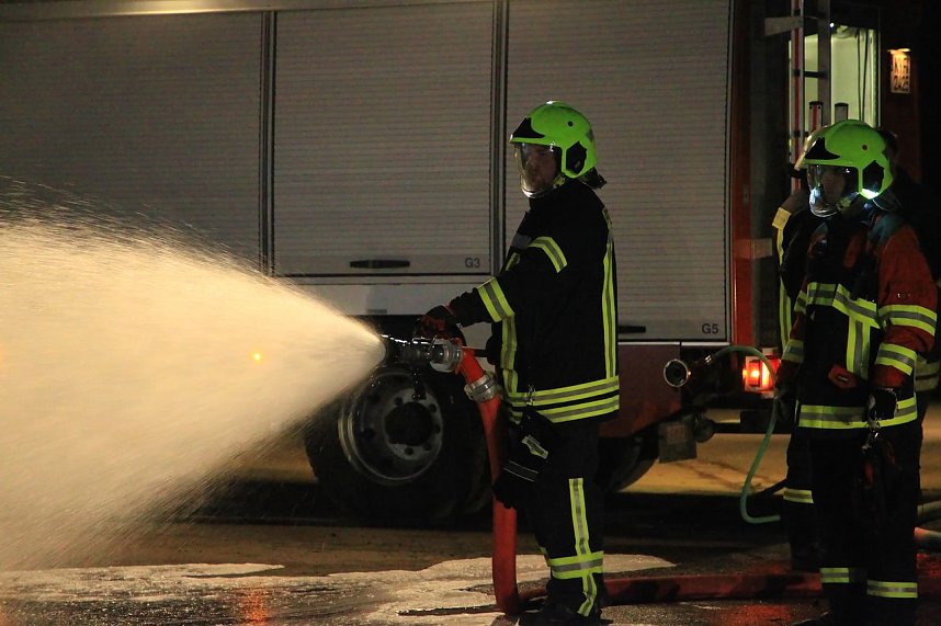 Holz brennt an Landkreisgrenze