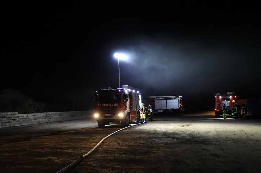 Holz brennt an Landkreisgrenze