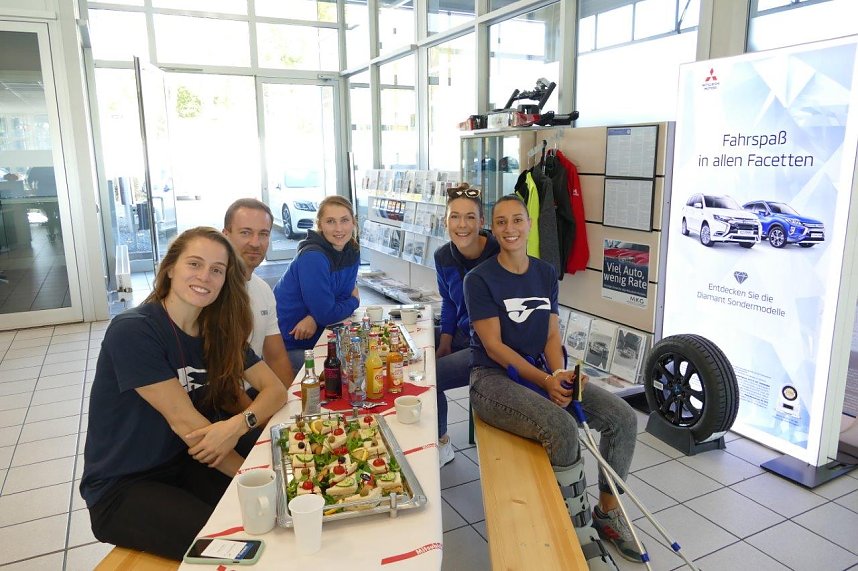 Autos an THC-M&auml;dels &uuml;bergeben