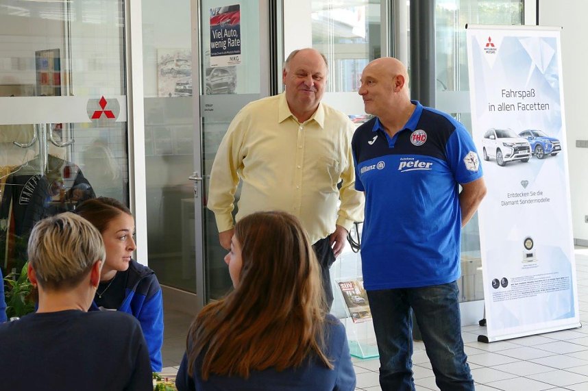 Autos an THC-M&auml;dels &uuml;bergeben