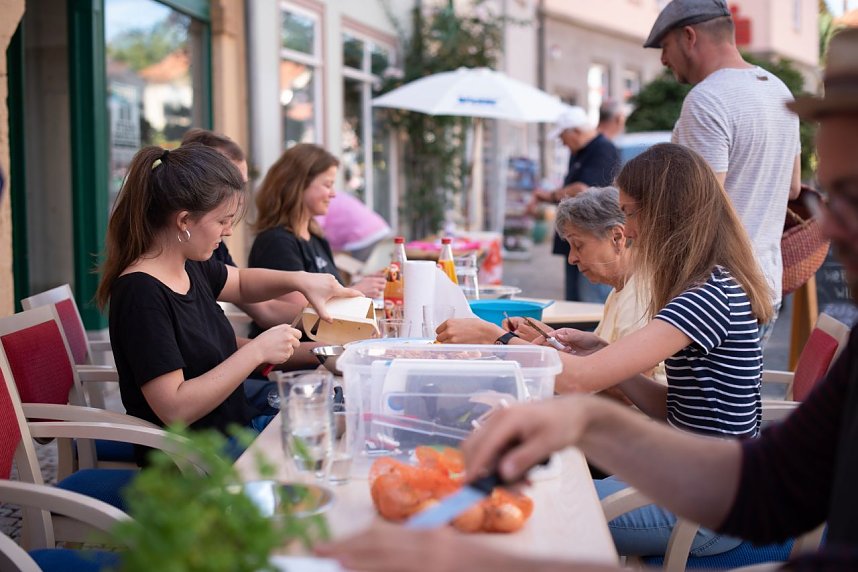 Unter der Koordination des Vereins Zwiwel e. V. und der Mitfinanzierung &uuml;ber das Landesprogramm Familie erm&ouml;glichten 70 Unterst&uuml;tzer verschiedener Institutionen und Vereine ein lebendiges Familienfest mit zahlreichen Aktionen in der Innenstadt von Bad Langensalza anl&auml;sslich des Weltkindertages im vergangenen September