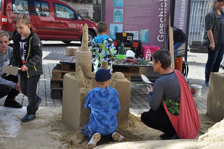Unter der Koordination des Vereins Zwiwel e. V. und der Mitfinanzierung &uuml;ber das Landesprogramm Familie erm&ouml;glichten 70 Unterst&uuml;tzer verschiedener Institutionen und Vereine ein lebendiges Familienfest mit zahlreichen Aktionen in der Innenstadt von Bad Langensalza anl&auml;sslich des Weltkindertages im vergangenen September