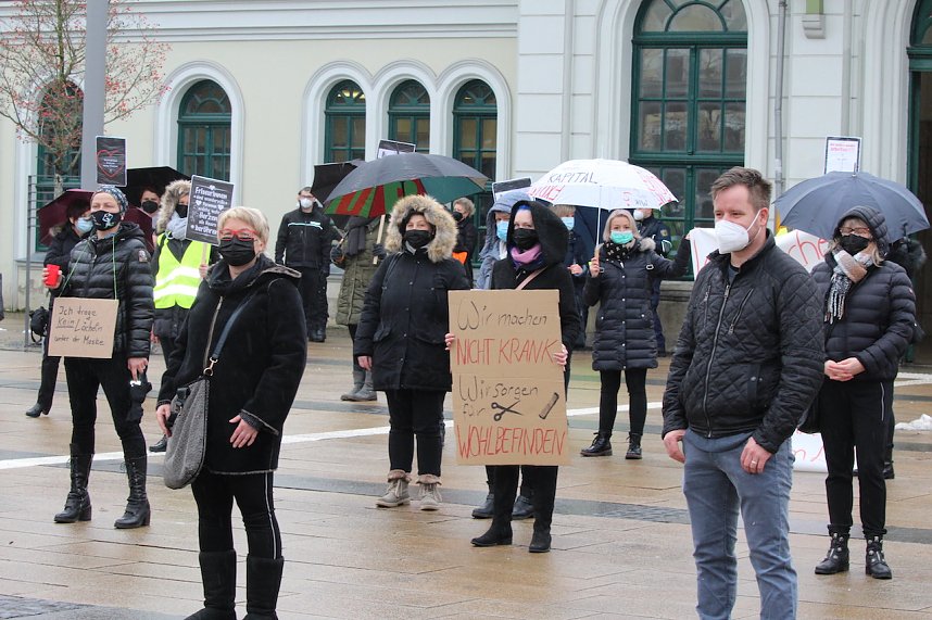 Proteste der Fris&ouml;rinnung vor dem Nordh&auml;user Bahnhof