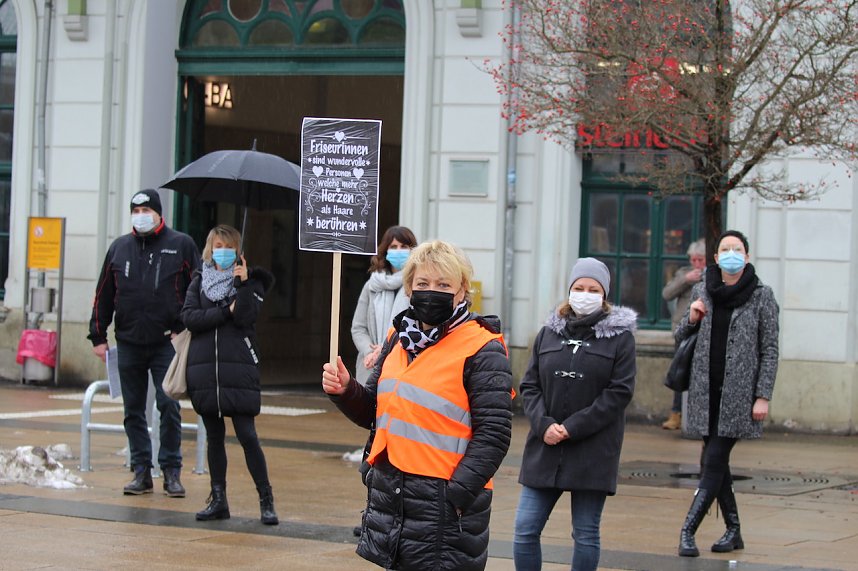 Proteste der Fris&ouml;rinnung vor dem Nordh&auml;user Bahnhof