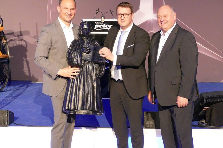 Wittenbergs OB &uuml;berreicht eine Luther-Statue