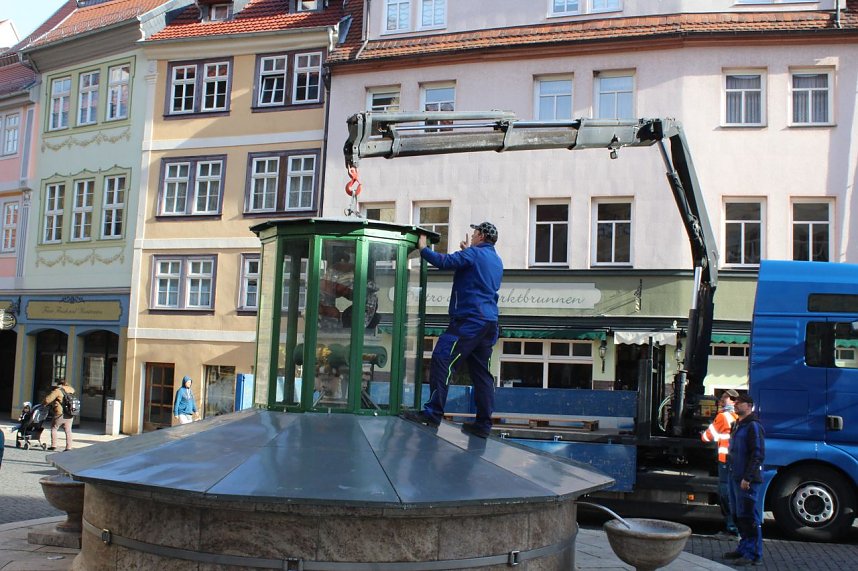 Brunnenabdeckung und Fr&uuml;hjahrsputz vorm Rathaus