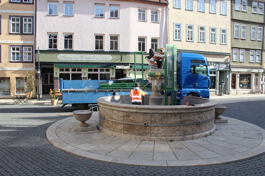 Brunnenabdeckung und Fr&uuml;hjahrsputz vorm Rathaus
