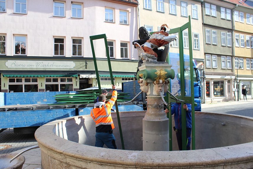Brunnenabdeckung und Fr&uuml;hjahrsputz vorm Rathaus
