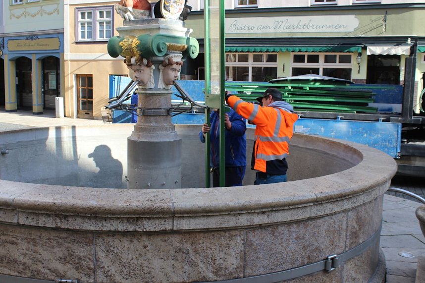 Brunnenabdeckung und Fr&uuml;hjahrsputz vorm Rathaus