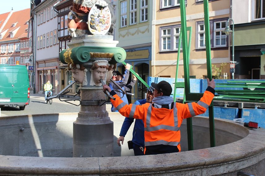 Brunnenabdeckung und Fr&uuml;hjahrsputz vorm Rathaus