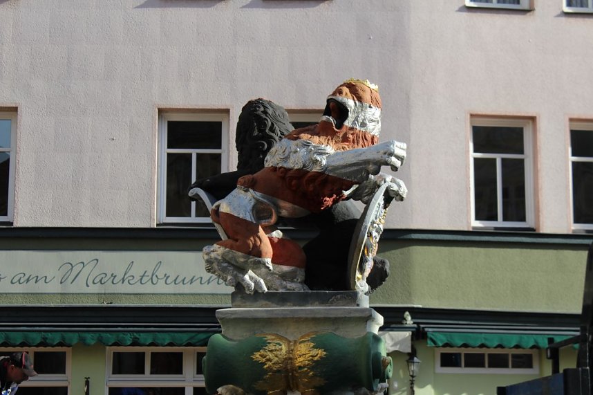 Brunnenabdeckung und Fr&uuml;hjahrsputz vorm Rathaus