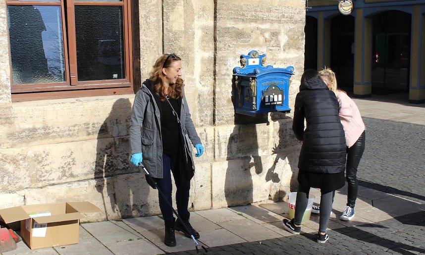 Brunnenabdeckung und Fr&uuml;hjahrsputz vorm Rathaus
