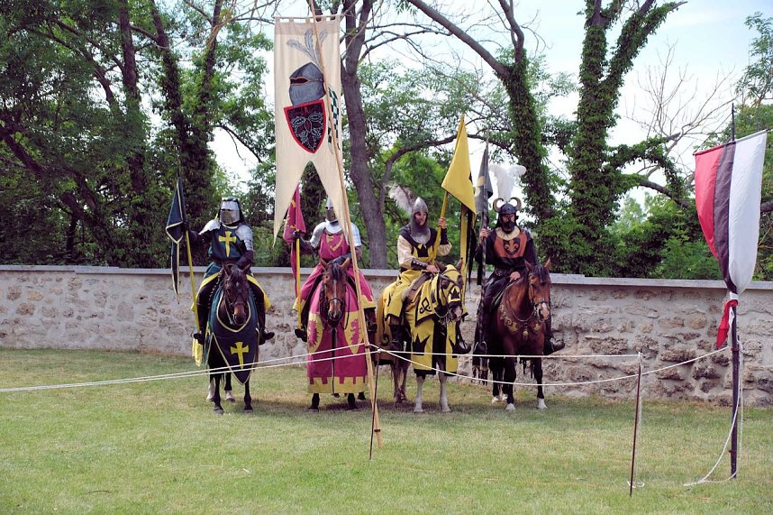 Ritterspektakel auf der Ronneburg zum Pfingstsamstag