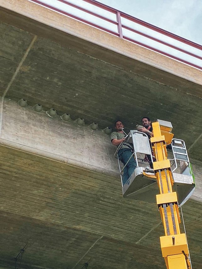 BUND baut Nisthilfen unter Br&uuml;cken an