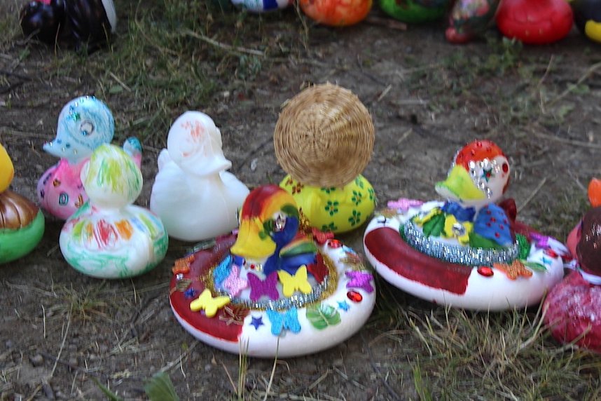 Am Start und an der Strecke des Entenrennens 2022