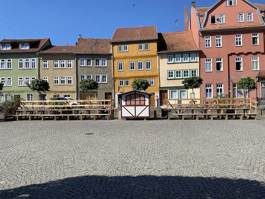 Der T&ouml;pfrmarkt wird hergerichtet zum Mittelalterstadtfest