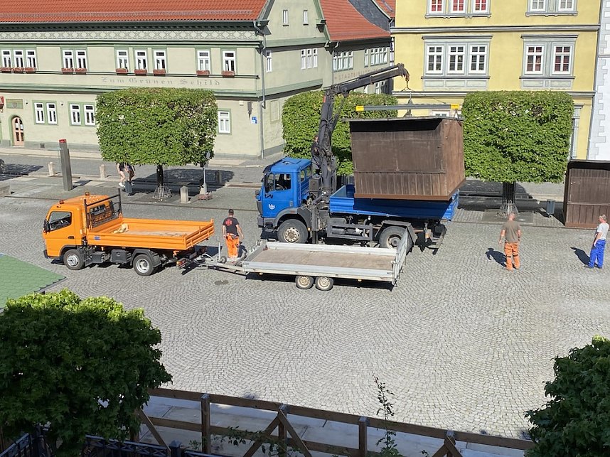 Der T&ouml;pfrmarkt wird hergerichtet zum Mittelalterstadtfest