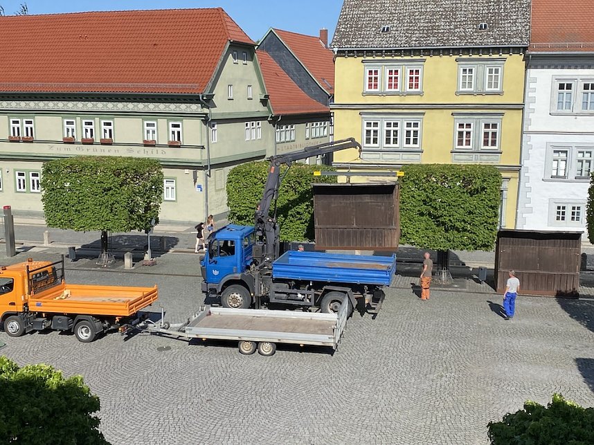 Der T&ouml;pfrmarkt wird hergerichtet zum Mittelalterstadtfest