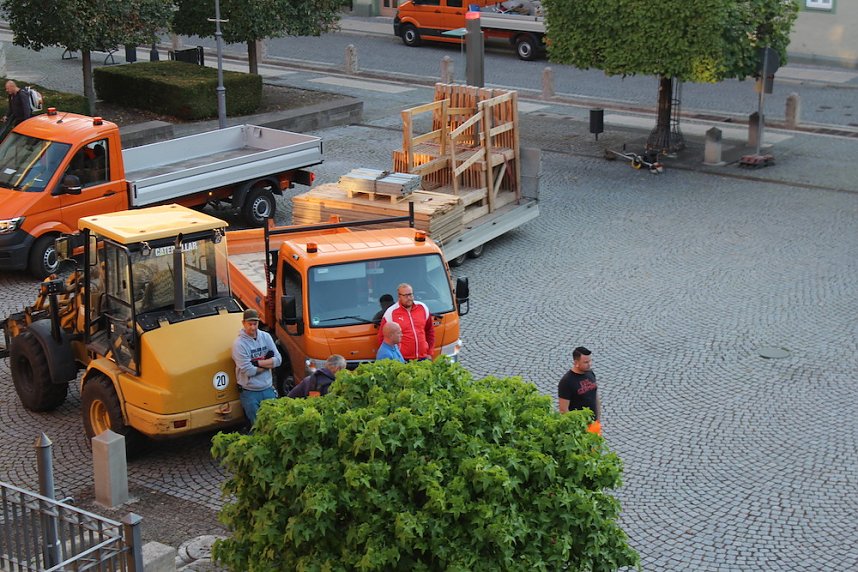 Der T&ouml;pfrmarkt wird hergerichtet zum Mittelalterstadtfest