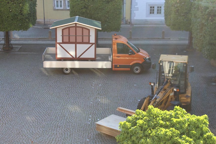 Der T&ouml;pfrmarkt wird hergerichtet zum Mittelalterstadtfest