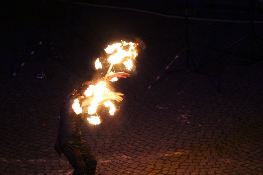 Atemberaubendes Feuerspektakel auf dem T&ouml;pfermarkt in Bad Langensalza 