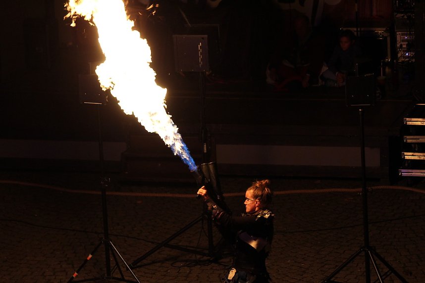 Atemberaubendes Feuerspektakel auf dem T&ouml;pfermarkt in Bad Langensalza 
