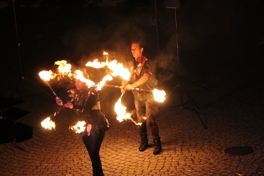 Atemberaubendes Feuerspektakel auf dem T&ouml;pfermarkt in Bad Langensalza 