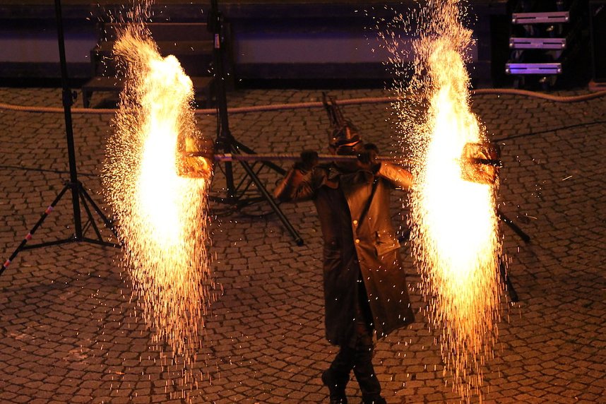 Atemberaubendes Feuerspektakel auf dem T&ouml;pfermarkt in Bad Langensalza 