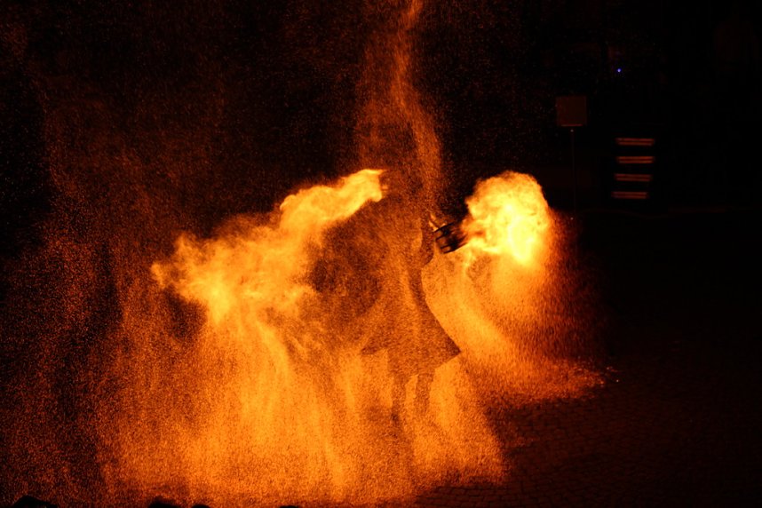 Atemberaubendes Feuerspektakel auf dem T&ouml;pfermarkt in Bad Langensalza 