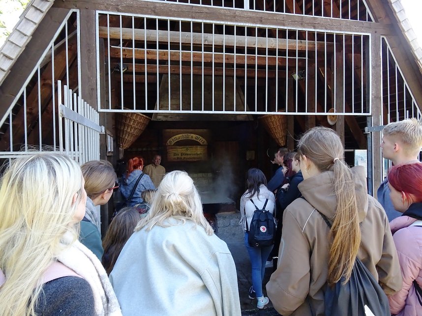 Wandertag von Th&uuml;ringer Berufssch&uuml;lern in und um Bad Frankenhausen auf den Spuren des Mittelalters - Eine Station war das  Siedehaus der Frankenh&auml;user Pf&auml;nner