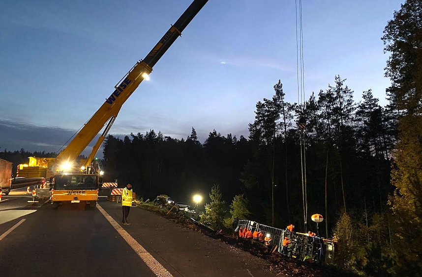 Unfall mit Schwerlasttransporter auf der A9