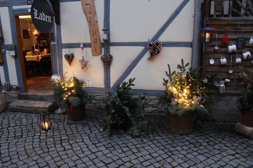 Weihnachtliches Ambiente im Antiquit&auml;ten-und Tr&ouml;delhof