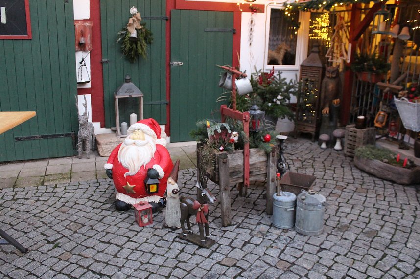 Weihnachtliches Ambiente im Antiquit&auml;ten-und Tr&ouml;delhof