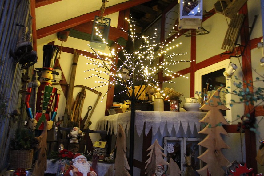 Weihnachtliches Ambiente im Antiquit&auml;ten-und Tr&ouml;delhof