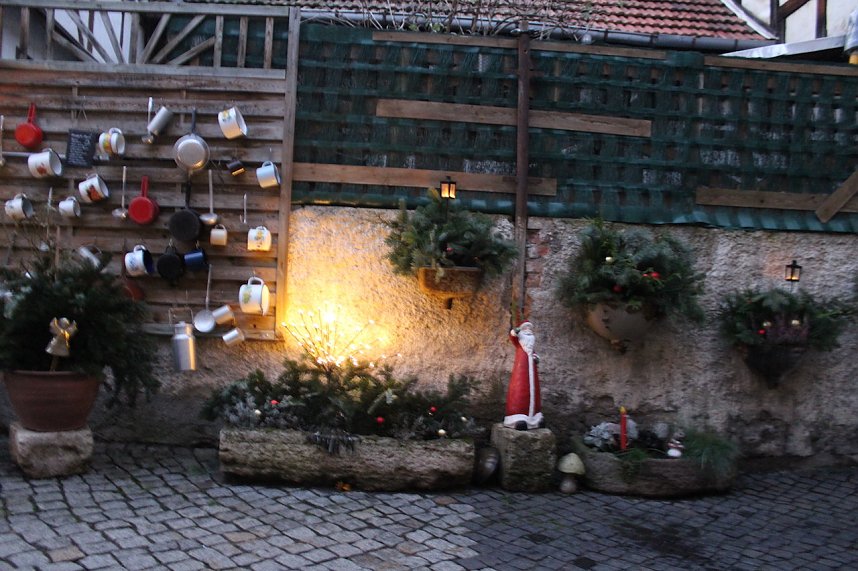 Weihnachtliches Ambiente im Antiquit&auml;ten-und Tr&ouml;delhof