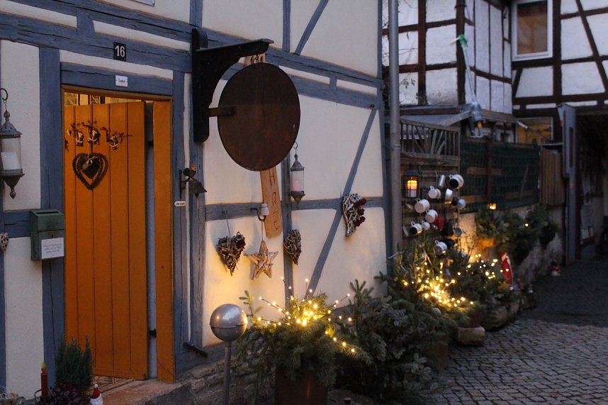 Weihnachtliches Ambiente im Antiquit&auml;ten-und Tr&ouml;delhof