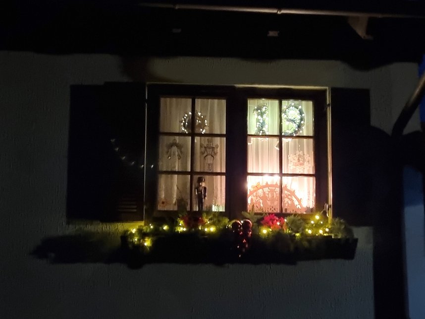 Foto vom lebenden Adventskalender in Hachelbich am 19.Dezember 2022, gestaltet von Familie Hartung