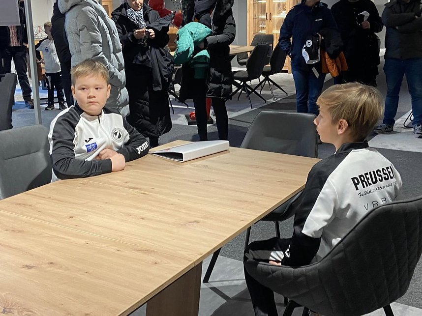 Junge Preu&szlig;en zu Besuch beim Sponsor