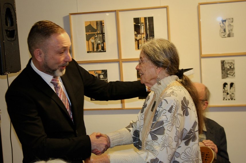 Sichtlich ber&uuml;hrt nahm die K&uuml;nstlerin Elisabeth Weidemann die Ehrung der Stadt Bad Langensalza aus den H&auml;nden von B&uuml;rgermeister Matthias Reinz entgegen