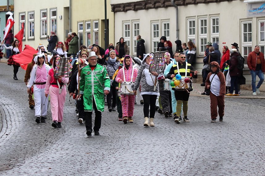 Fr&ouml;hlichbunter Karnevalsumzug in und um Bad Langensalza