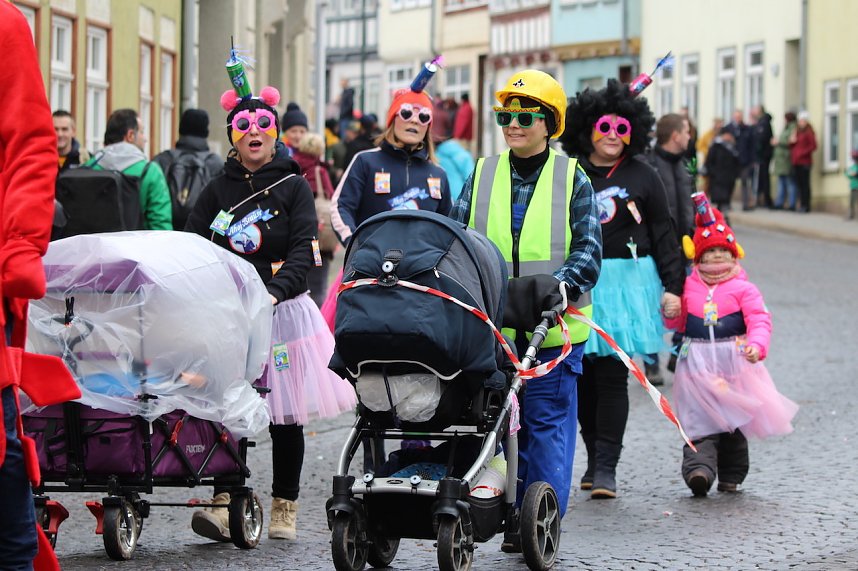 Fr&ouml;hlichbunter Karnevalsumzug in und um Bad Langensalza