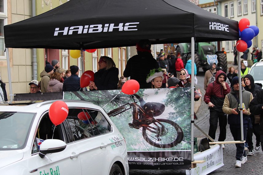 Fr&ouml;hlichbunter Karnevalsumzug in und um Bad Langensalza