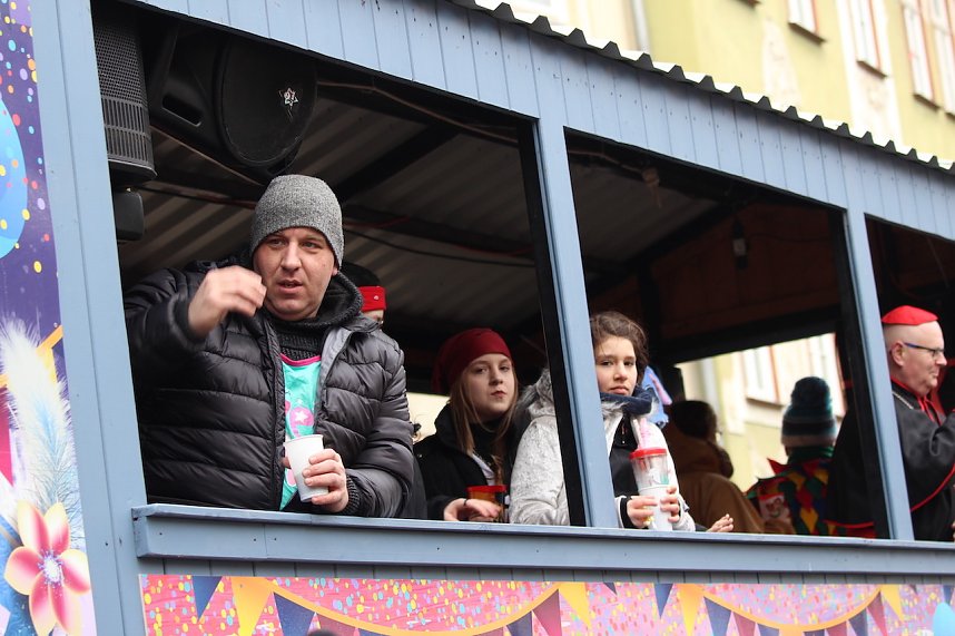 Fr&ouml;hlichbunter Karnevalsumzug in und um Bad Langensalza