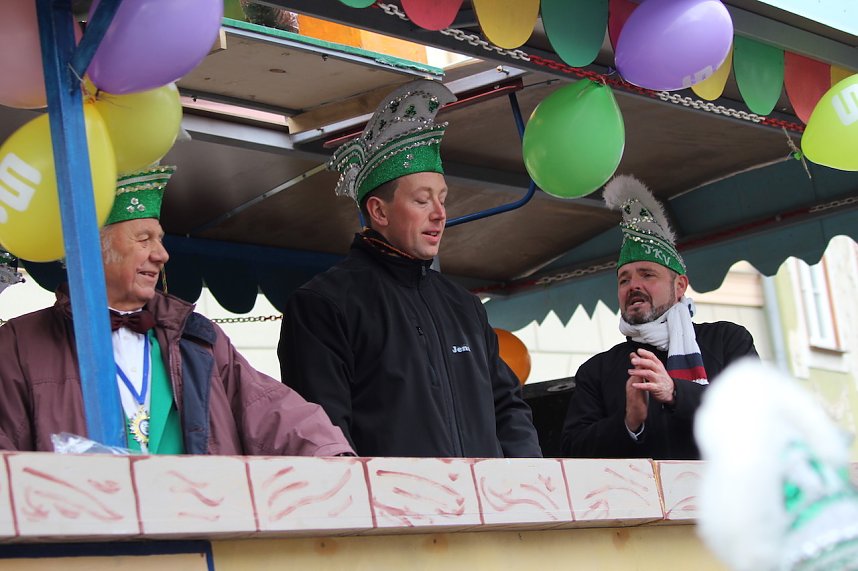 Fr&ouml;hlichbunter Karnevalsumzug in und um Bad Langensalza