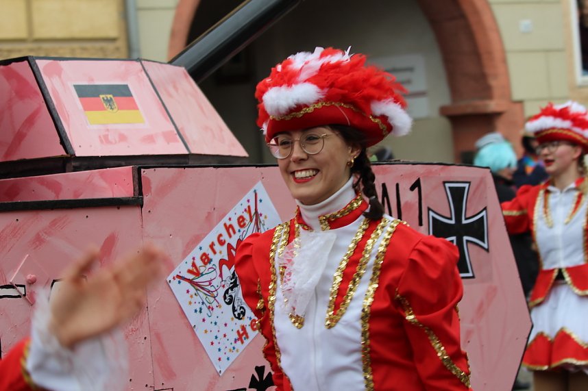 Fr&ouml;hlichbunter Karnevalsumzug in und um Bad Langensalza