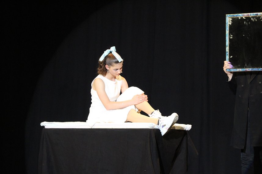 Theatergruppe des Salza-Gymnasiums feierte umjubelte Premiere mit ihren St&uuml;ck Alice im ANDERLAND, frei nach Lewis Carrol.