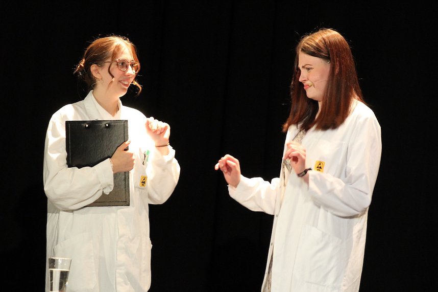 Theatergruppe des Salza-Gymnasiums feierte umjubelte Premiere mit ihren St&uuml;ck Alice im ANDERLAND, frei nach Lewis Carrol.