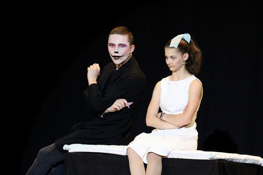 Theatergruppe des Salza-Gymnasiums feierte umjubelte Premiere mit ihren St&uuml;ck Alice im ANDERLAND, frei nach Lewis Carrol.