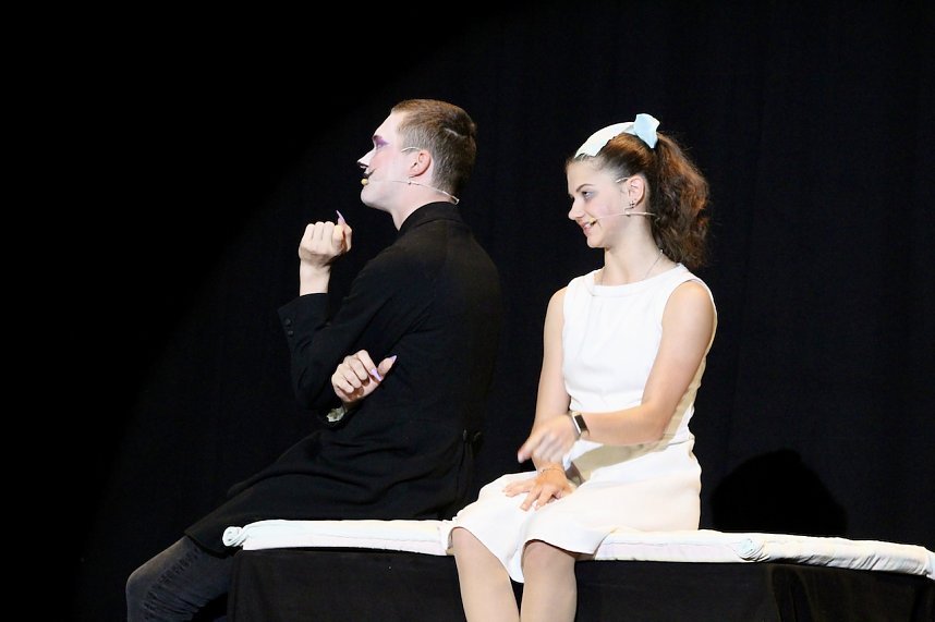 Theatergruppe des Salza-Gymnasiums feierte umjubelte Premiere mit ihren St&uuml;ck Alice im ANDERLAND, frei nach Lewis Carrol.